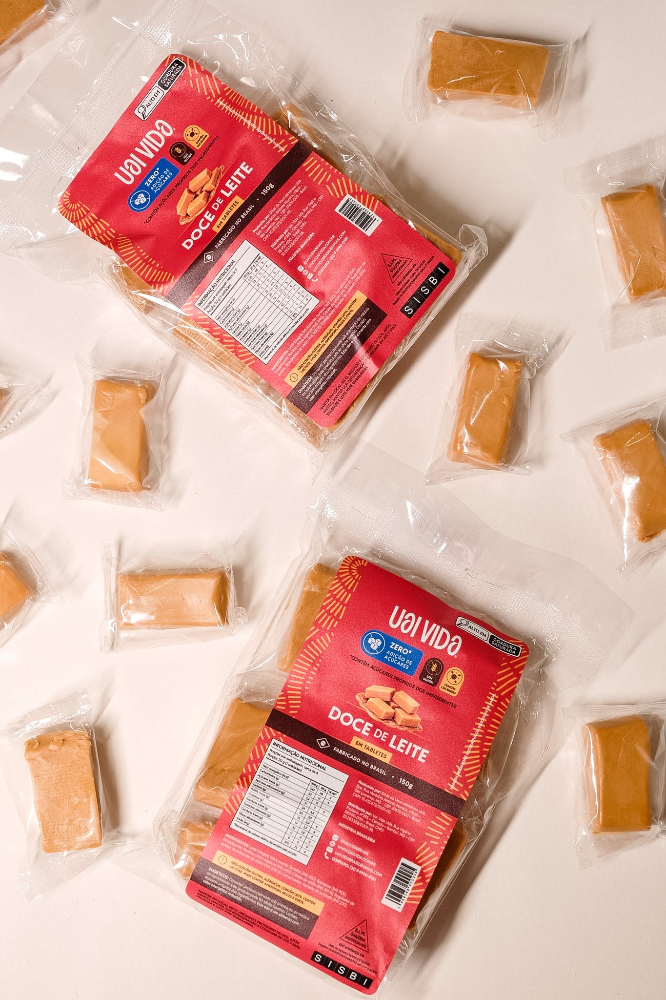 Doce de leite Uai Vida — flat-lay top-down de dois pacotes Kit Harmonia em fundo bege