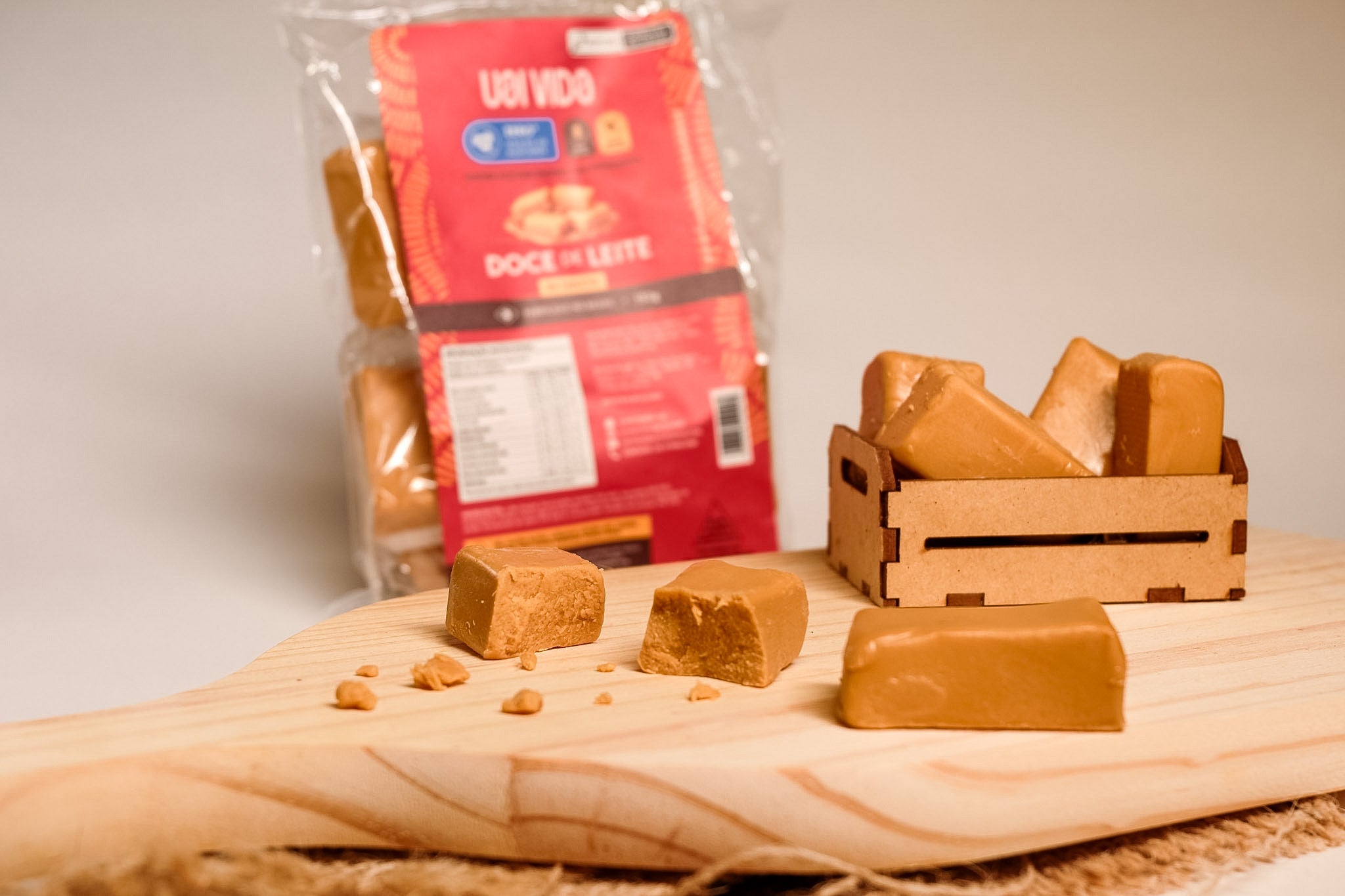 Doce de leite Uai Vida — macro de dois cubos cortados em primeiro plano mostrando textura
